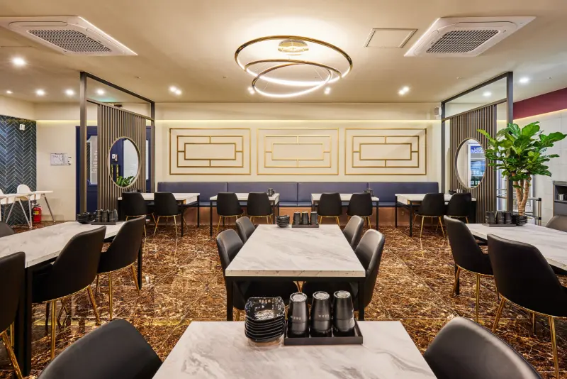 골드 인테리어가 빛나는 대형 중식당 홀